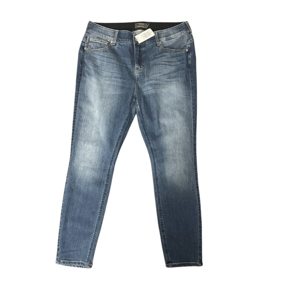 Torrid Bombshell Skinny Medium Wash Jeans Size 16 Short - Picture 1 of 6